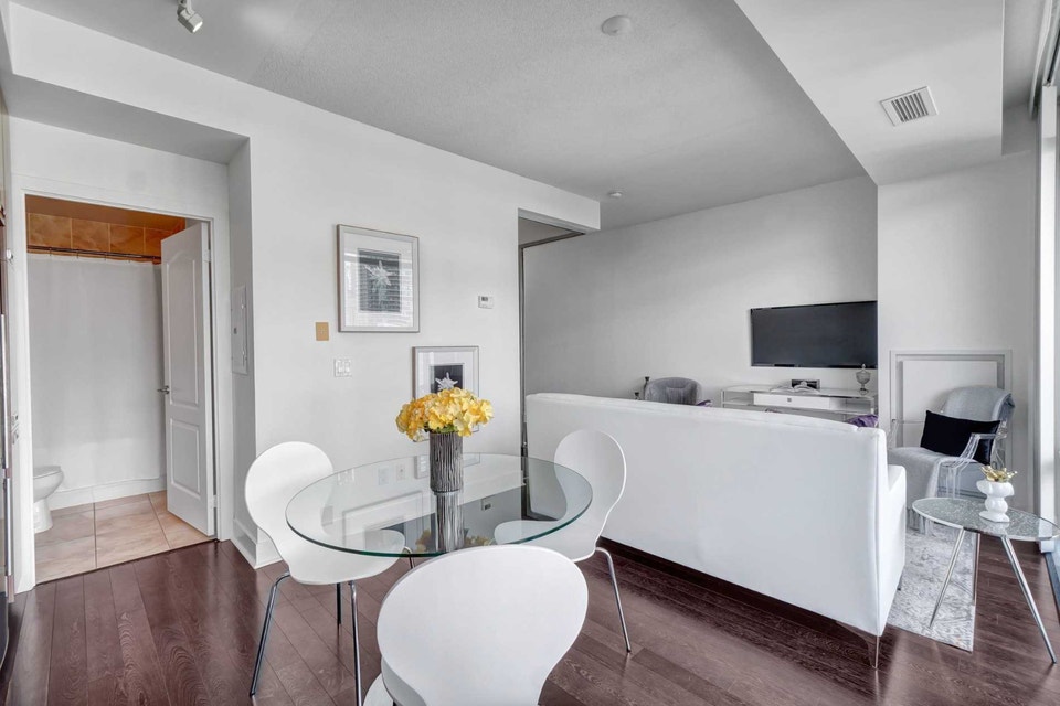 Waterfront condo w/parking,locker - $2425 5