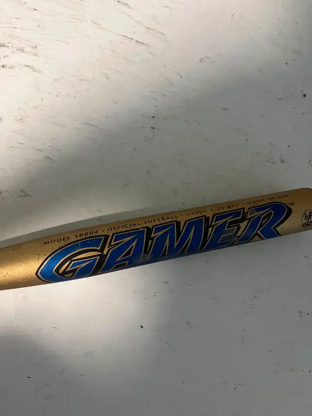 Louisville Slugger Gamer Adult Softball Bat 34 Inch 28 Oz in Baseball & Softball in Guelph - Image 4
