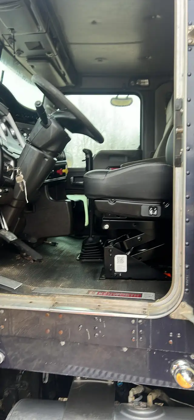 2007 Kenworth C500 Texas Bed Winch Truck in Heavy Trucks in Edmonton - Image 7