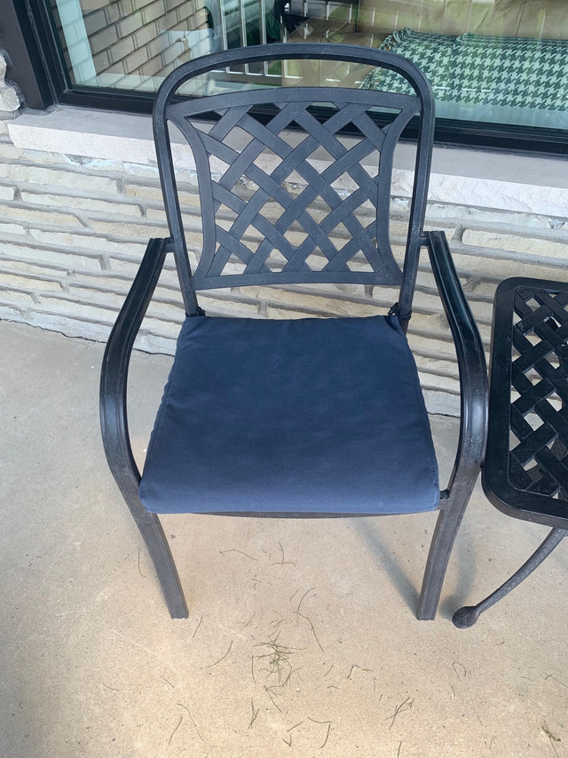 Outdoor chairs and coffee table in Patio & Garden Furniture in Mississauga / Peel Region - Image 2