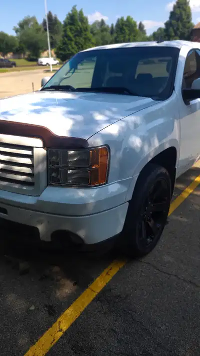 2011 GMC Sierra 1500 Crew Cab 5.3L, V8, 4x4, custom rims. Runs, clean interior 283,000km Sold as is...