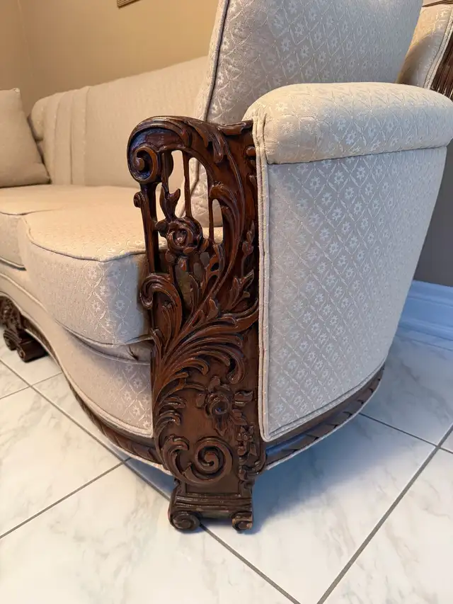 Antique wood couch in Couches & Futons in Mississauga / Peel Region - Image 4