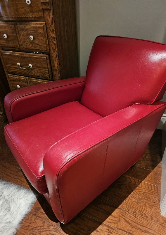 Red Vinyl Club (Accent) Chair in Chairs & Recliners in Owen Sound - Image 2