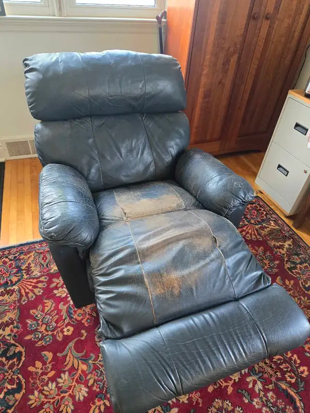 Used La-Z-Boy Recliner in Chairs & Recliners in Kingston - Image 3