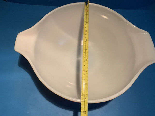 Vintage Pyrex 444 Butterfly Gold 4QT   Mixing bowl $39 in Arts & Collectibles in Markham / York Region - Image 2