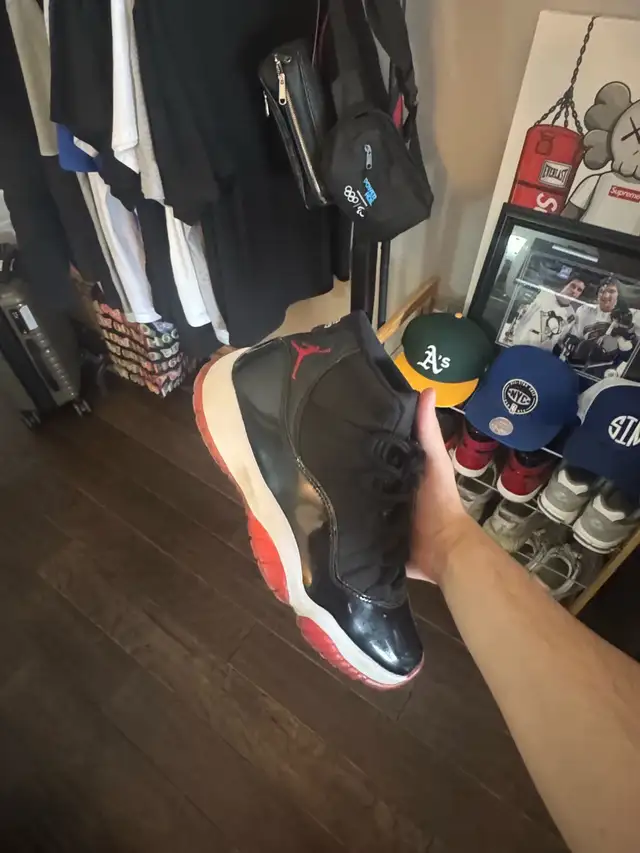 Jordan 11 Bred size 9  in Men's Shoes in Oakville / Halton Region - Image 4