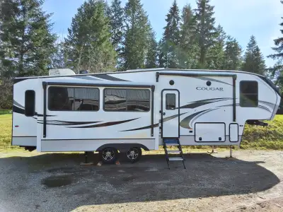 2021 Keystone cougar RLS fifth wheel, beautiful condition, 34 feet, can be towed with a half-ton tru...