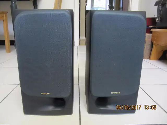 Classic Hitachi HS-AX15 Black Wood Bookshelf Speakers Circa1990s in Arts & Collectibles in Mississauga / Peel Region - Image 2