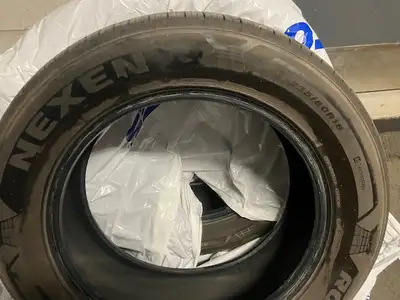 4 pneus d'été Nexen Roadian GTX presque neufs (3,500 km). Valeur de $1100.00 Prix: $675.00 Infos: Da...