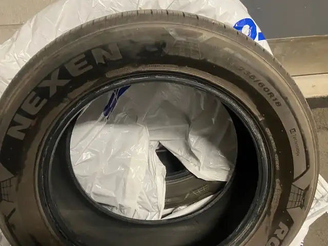 4 pneus d'été presque neufs (3,500 km) Nexen 235/60R18 in Tires & Rims in Québec City - Image 2