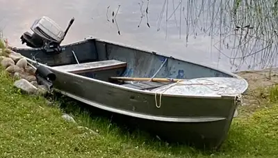 Vintage Aluminum fishing boat and 15 HP evinrude motor Boat for Sale / Bateau à vendre Vintage Alumi...