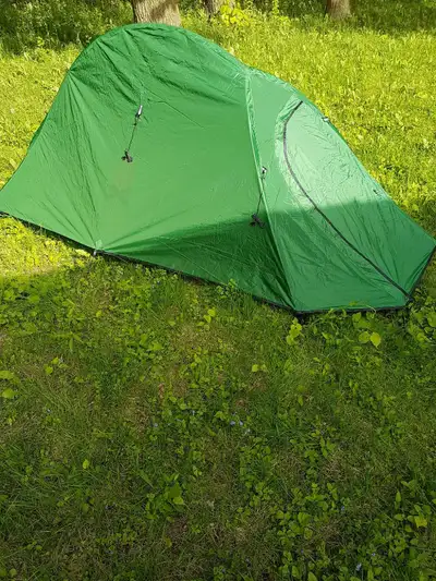 Croosse 1 person ultralight tent, this tent weighs in at 3.5 pounds complete with the ground steaks,...
