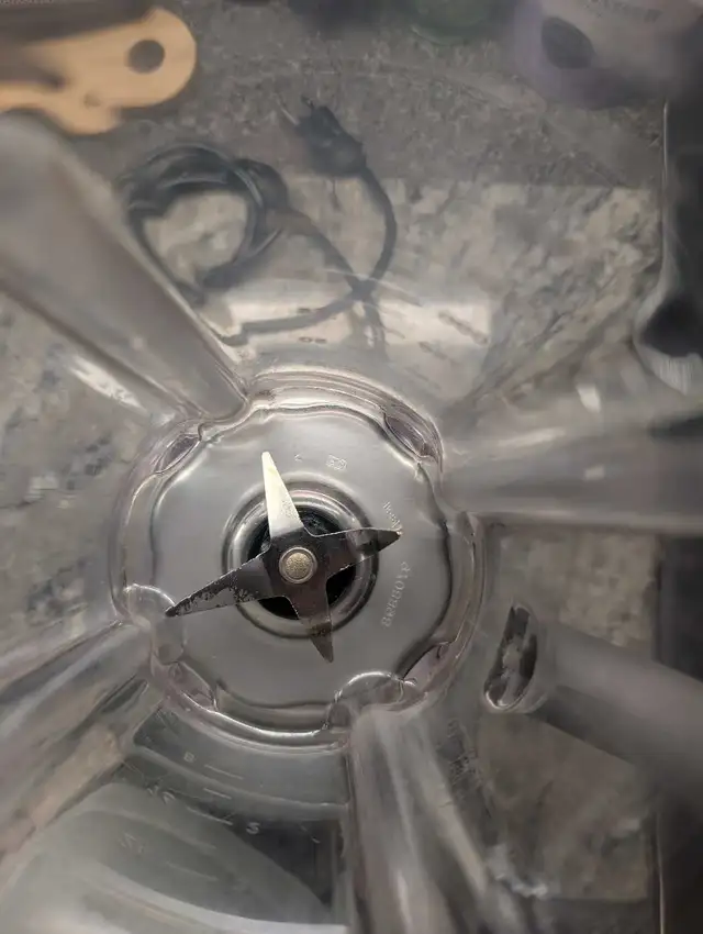 KitchenAid Blender in Processors, Blenders & Juicers in Hamilton - Image 4