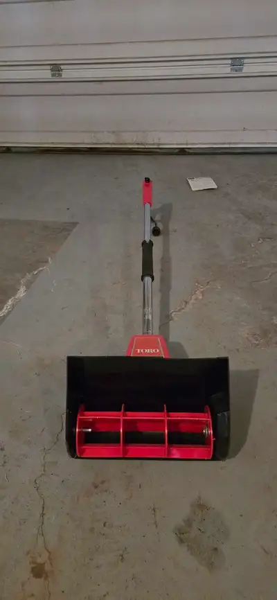 This used Toro Power Shovel is perfect for quick snow removal on decks, patios, and walkways. Despit...