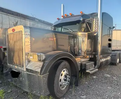 (Coming soon) Peterbilt 379 long nose DAMAGED.(clean title) 400k km on motor fresh top end done now...