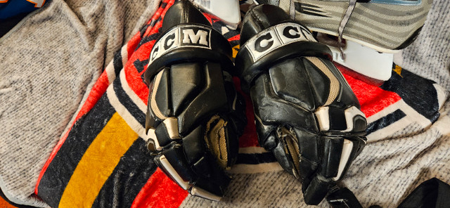 CCM ice hockey gloves in Hockey in St. Catharines - Image 3