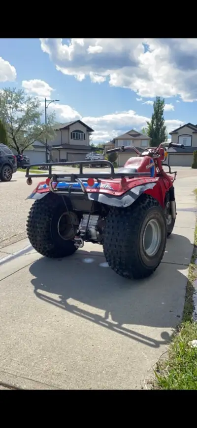 84 Honda big red 200es,electric start,hi,low and reverse,shaft drive,runs,drives,stops,is it mint no...
