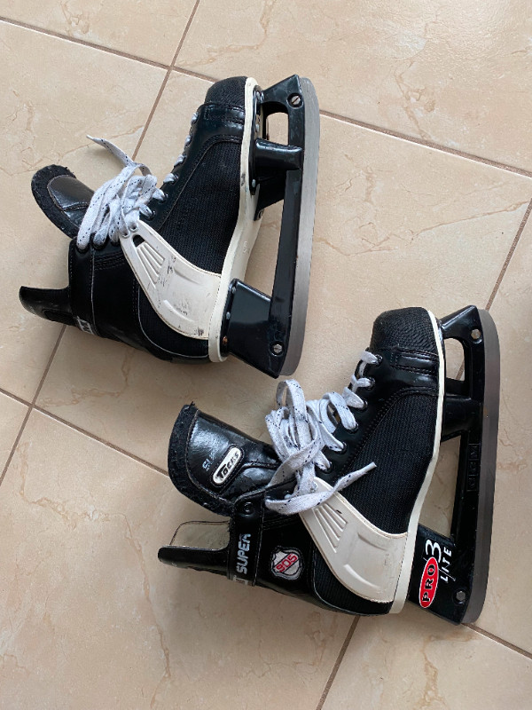 PATINS CCM SUPER TACKS GRANDEUR 7 - HOMME 8 - 8 1/2 FEMME 9 dans Patins et patins à roulettes  à Laval/Rive Nord