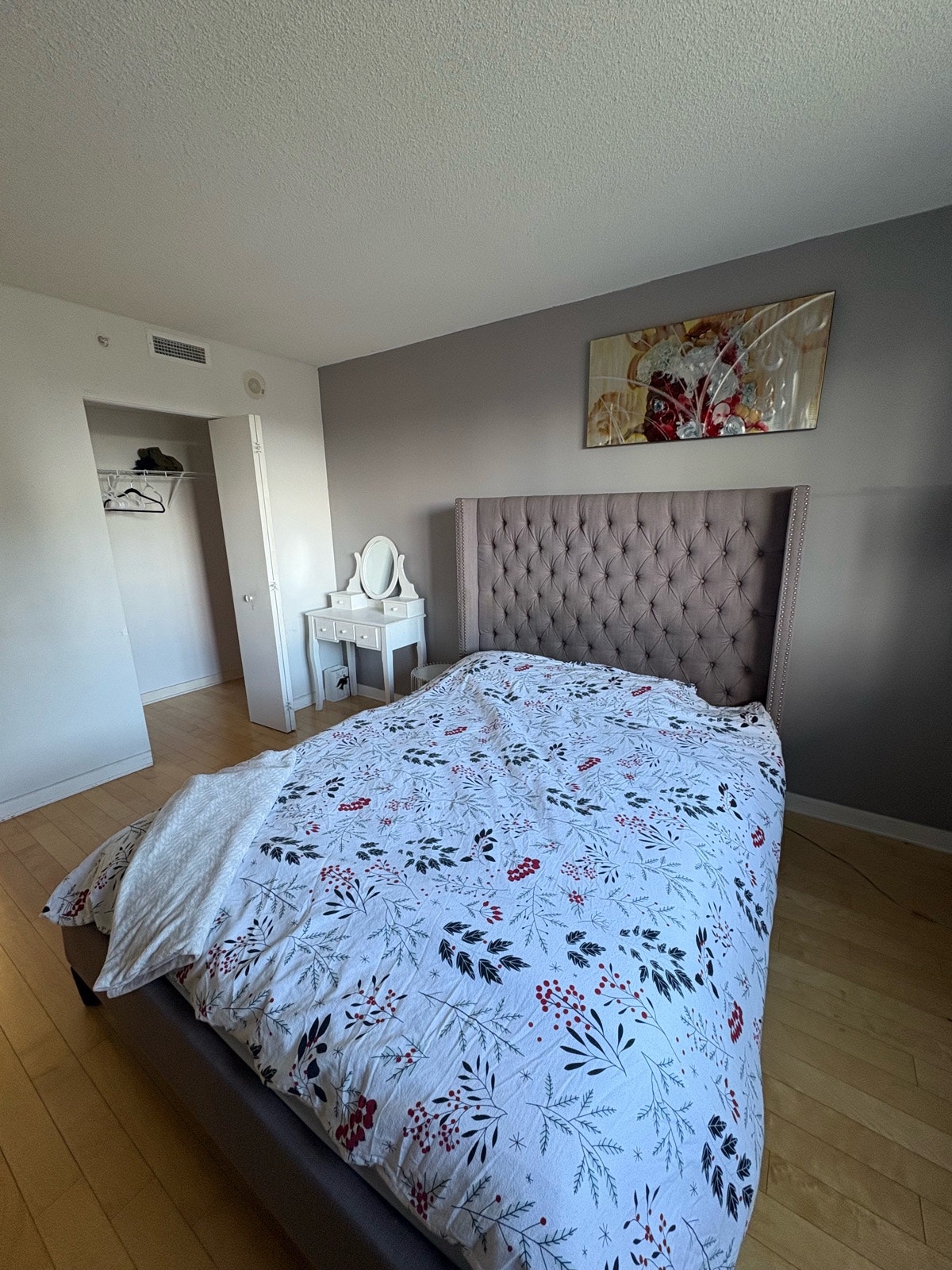 4 1/2 entièrement meublé et stationnement intérieur — photo 3