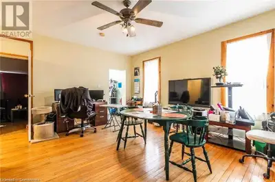 Shared Room (Female) in 3 Bed 1 Bath House