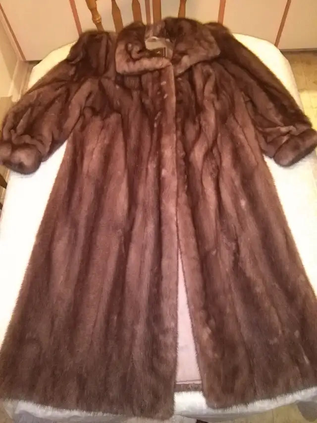 Manteau Vison long ‘’Irish Blue’’ Small in Women's - Tops & Outerwear in Laval / North Shore - Image 4