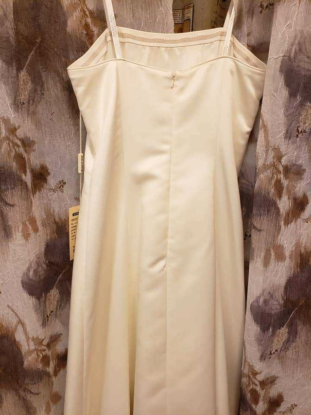 White/Ivory elegant wedding dress size 8 in Wedding in Sudbury - Image 4