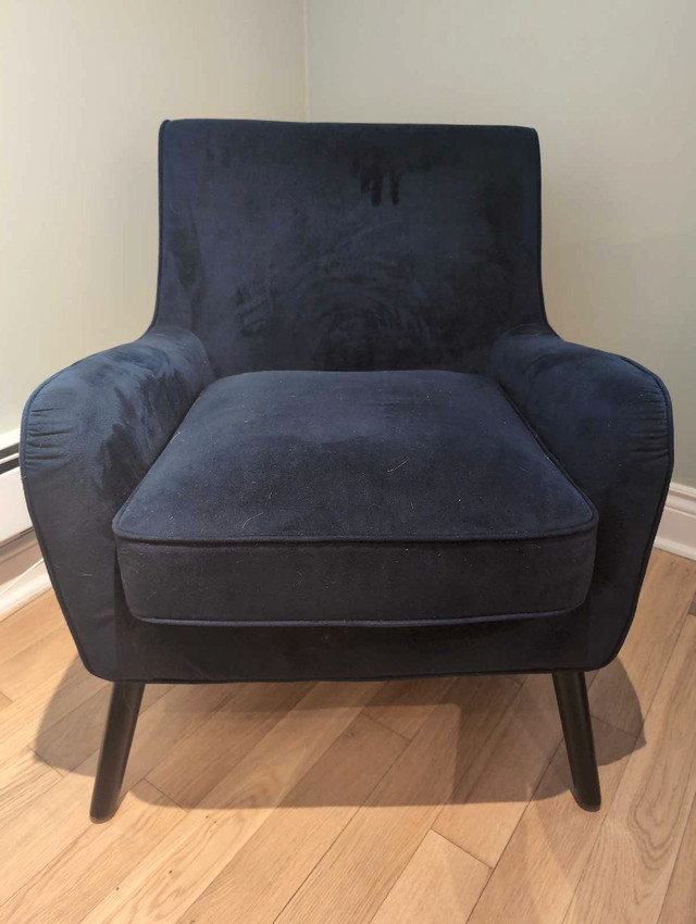 Blue velour accent chair in Chairs & Recliners in City of Toronto