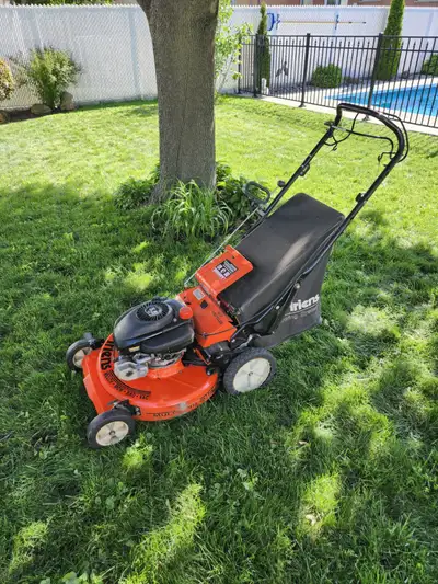 Tondeuse a essence Ariens 21'' autotracté 5.5 hp self propelled, vitesse variable, avec sacs pour ga...