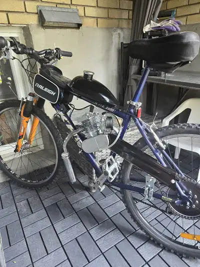 Vélo usager modifie avec moteur neuf 2 temps 80 cc en rodage pour l'instant 20:1 rouler 30km hrs apr...