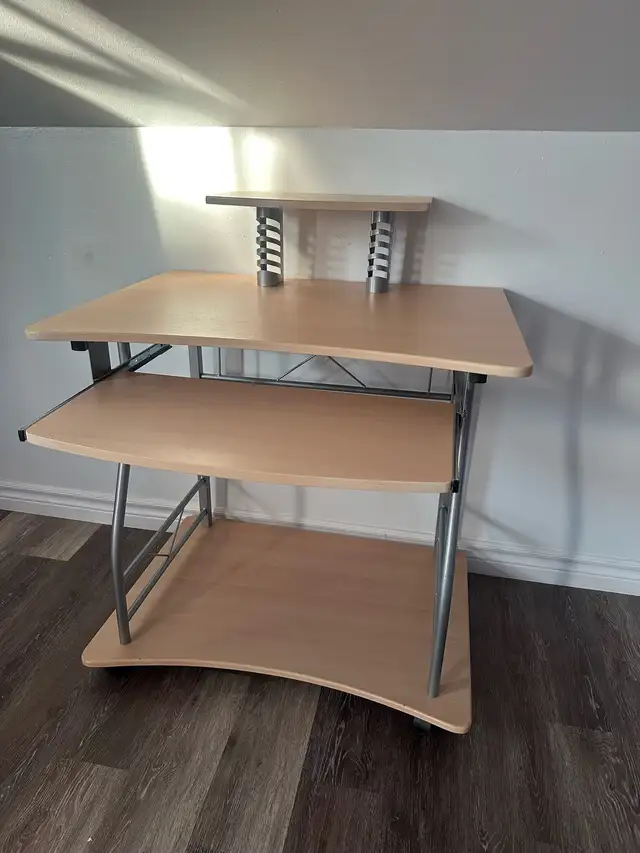 Computer Desk in Desks in Ottawa - Image 2