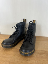 Like New! Youth Girls Sz 1 Dr Martens