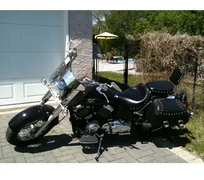 LOW LOW MILES. BARELY LEFT THE GARAGE. This 2009 Yamaha V-Star 650 Silverado (XVS65ATY) is a mid-siz...