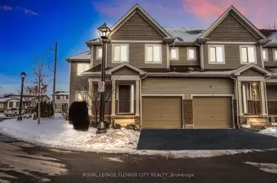 2 bed 1.5 bath master bedroom walk in private 4pc bath and walk in closet in a 4 bed 2.5 bath townho...