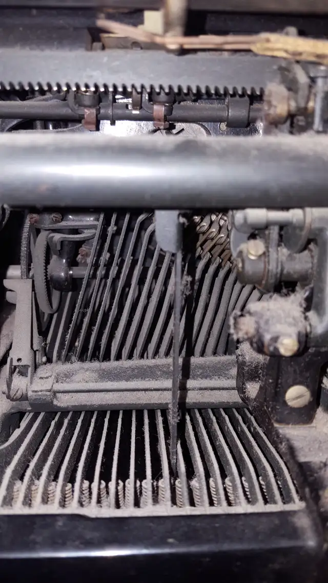 Dactylo Underwood in Arts & Collectibles in Laurentides - Image 5