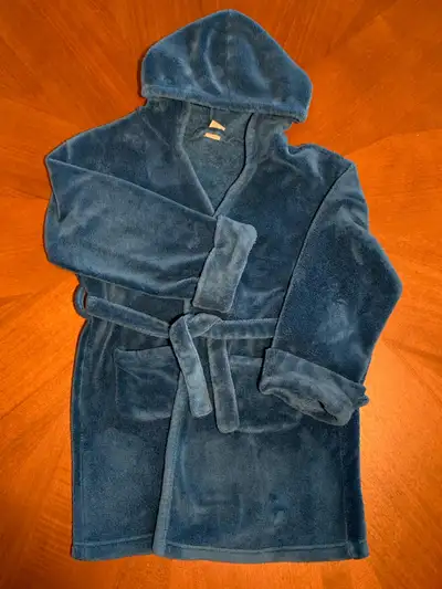 Peignoir bleu royal pour enfants En excellent état Marque : GAP Taille 8 ans Prix: 10$ non négociabl...