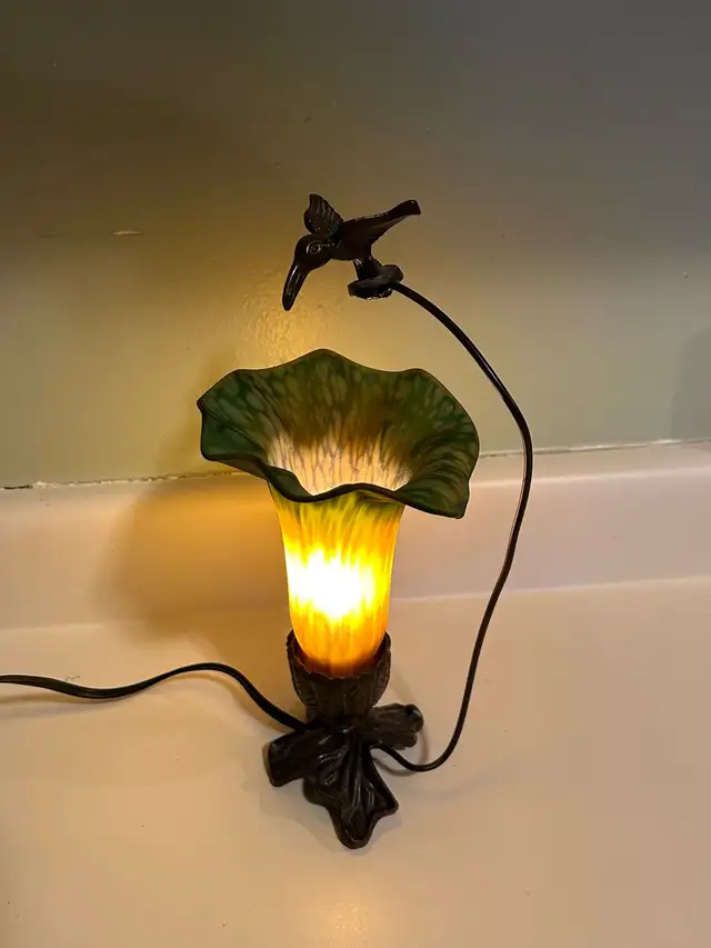 Tiffany Style Tulip Glass Lamp Shade With Humming Bird in Indoor Lighting & Fans in Oshawa / Durham Region - Image 3