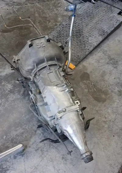 Transmission automatique Ford C6, en excellent état. Parfaite pour accompagner un V8 Ford – typiquem...