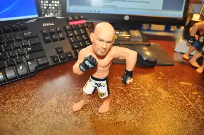Ufc round 5 mma Glover Teixeira Ultimate Collector Series 14.5 L, View more
