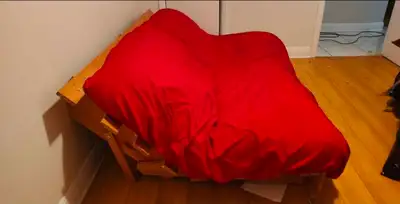 Sofa-Lit avec base en bois robuste – Très bon état, View more