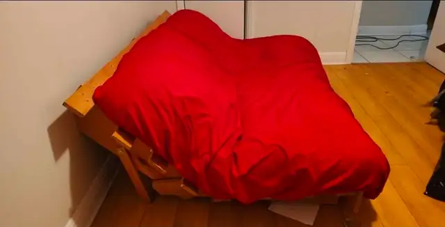 Sofa-Lit avec base en bois robuste – Très bon état in Beds & Mattresses in City of Montréal - Image 2