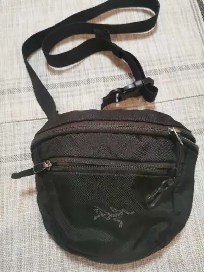 Snag this Arc'teryx Mantis 1 Waistpack, a sleek and versatile companion for your daily adventures! T...