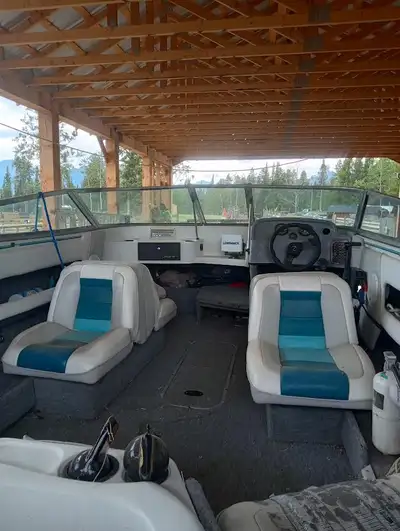 1990s Allente with a four-stroke 140 Johnson and a kicker. Comes with radio, tape deck, fish finder...