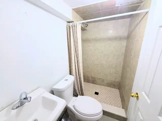 Fully furninshed Basement and top floor private room in Room Rentals & Roommates in Mississauga / Peel Region - Image 8
