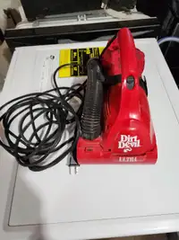 Small Vacuum cleaner dirt devil Red 4A M08230RED Royal