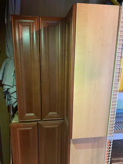 2 armoires de cuisines de haut et en coin de couleurs brun chateigne hauteur 36 pouce 250 chaque éta...