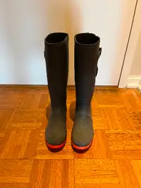 Women’s tall rubber boots - size 8. Like new!