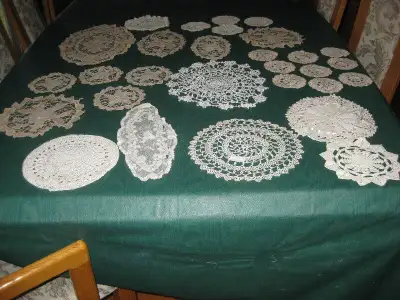 DIFFÉRENTS NAPPERONS - CENTRES DE TABLE CROCHETÉS ET PAPIER, View more