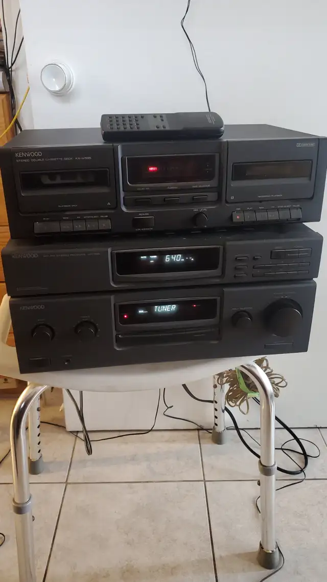 Stereo Set - + 2 JVC Tower Speakers - All for only $99.00 in Stereo Systems & Home Theatre in Mississauga / Peel Region - Image 2