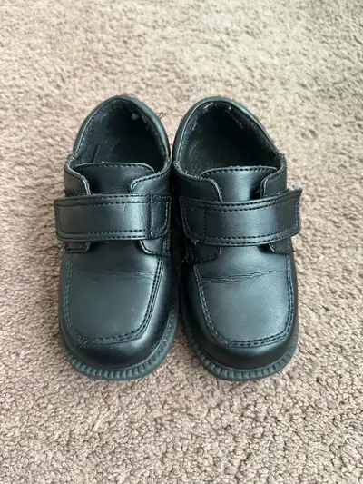 Life’s shoes size 6 almost new just $10OBO, call or text me at 2049999232