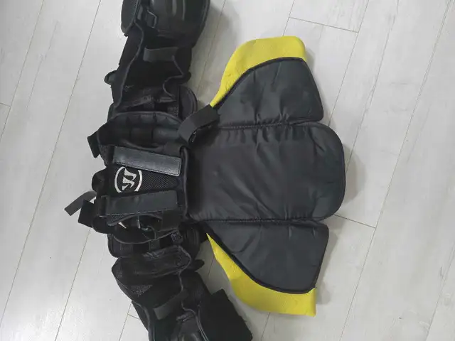 Hockey Warrior Goalie R\GT Jr L\ XL chest protector in Hockey in Oshawa / Durham Region - Image 3